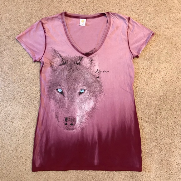 Prairie Mountain Tops - Alaska Wolf Graphic Tee Womens Size Medium Ombre Pink Dye V Neck Short Sleeve